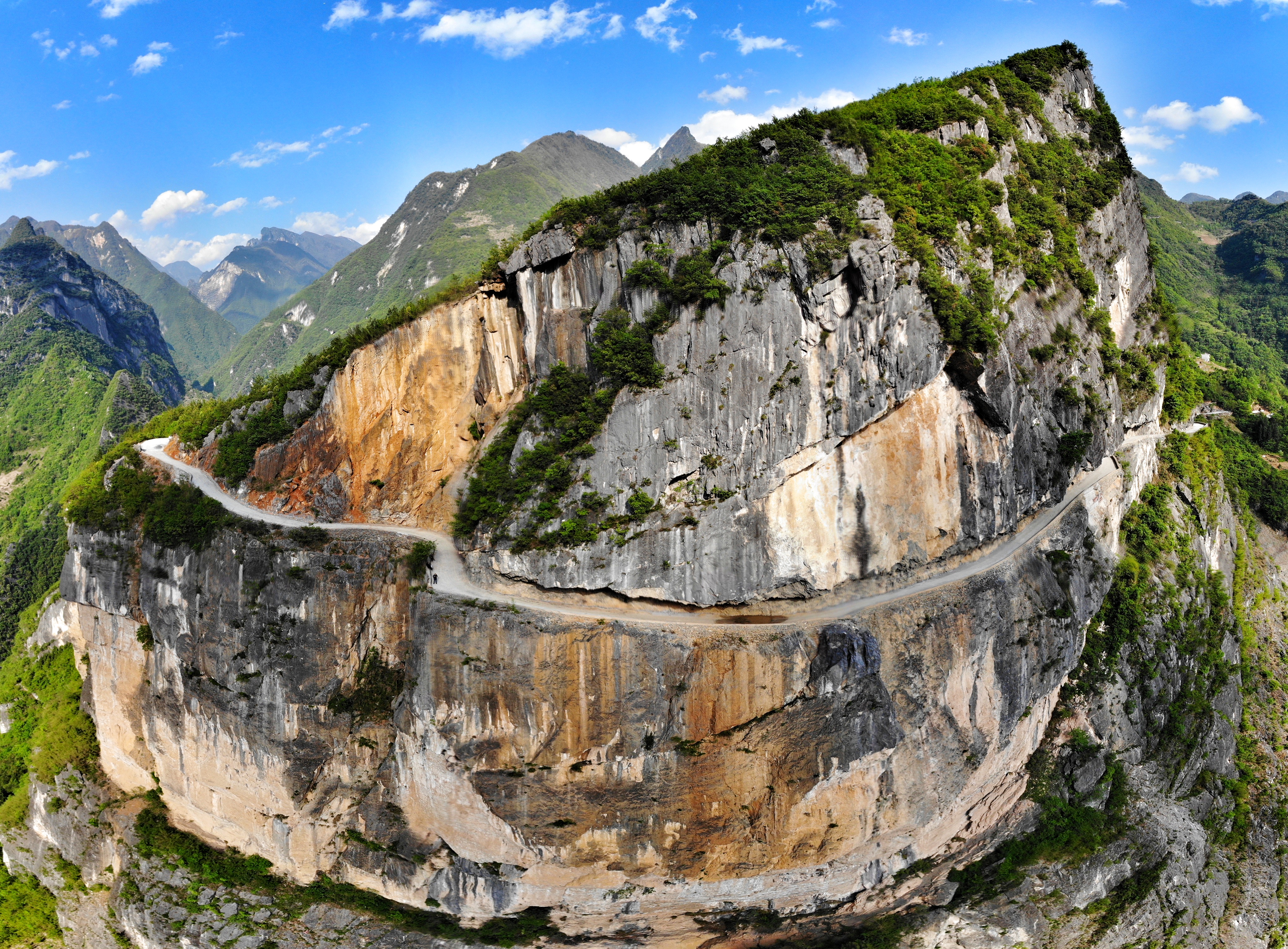 重庆挂壁公路图片