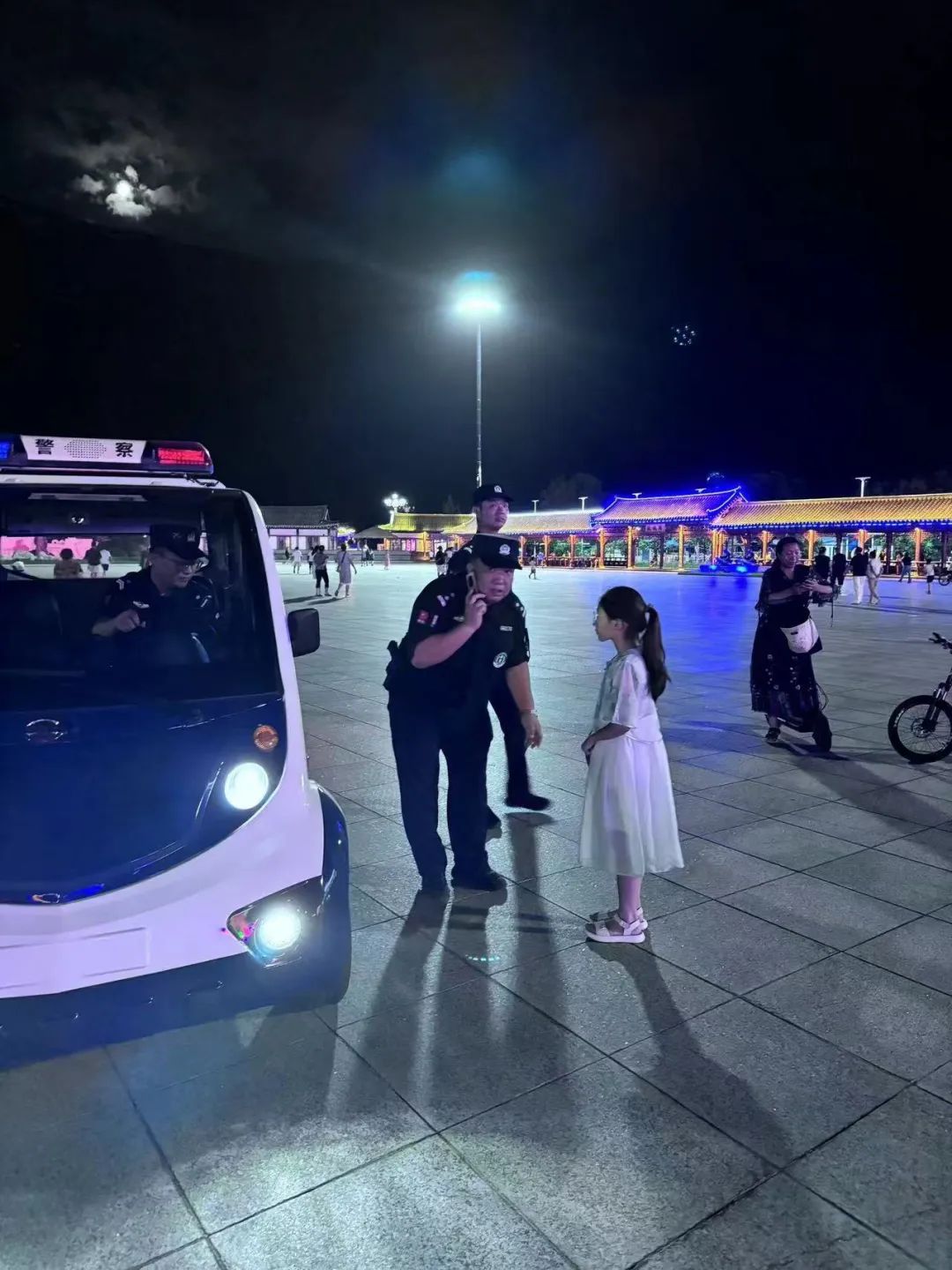 警地融合 警民融合|巡逻途中施援手
