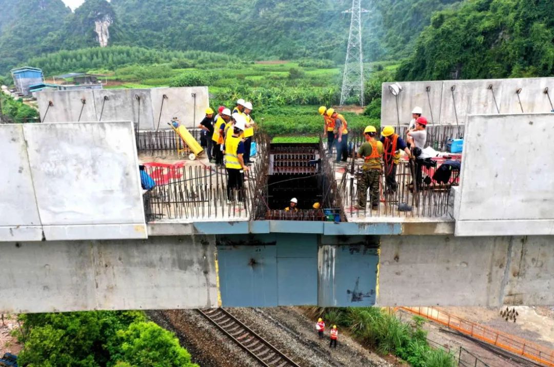 最新进展!贵南高铁金城江这座桥昨天成功合龙!