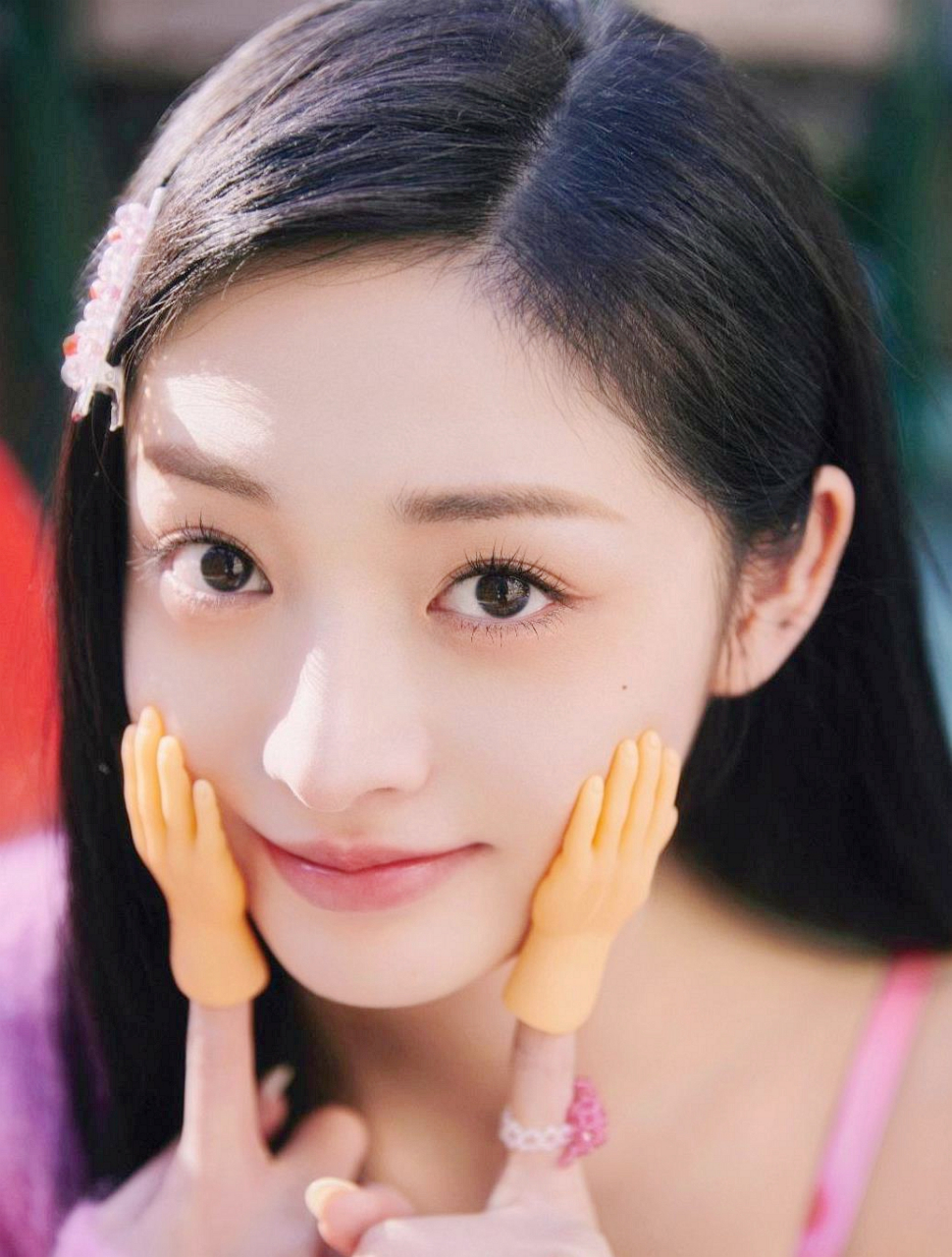 周洁琼身穿粉色连衣裙俏皮灵动,清纯甜美!