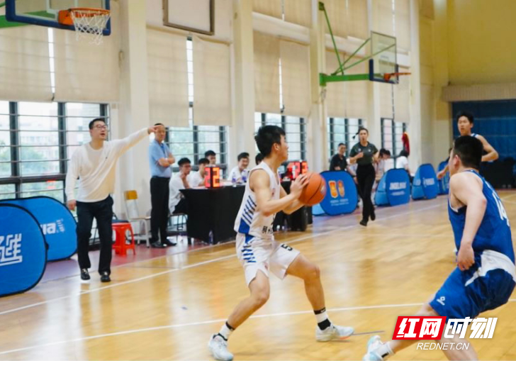 长沙明德中学男篮战胜全国14支篮球队再夺冠