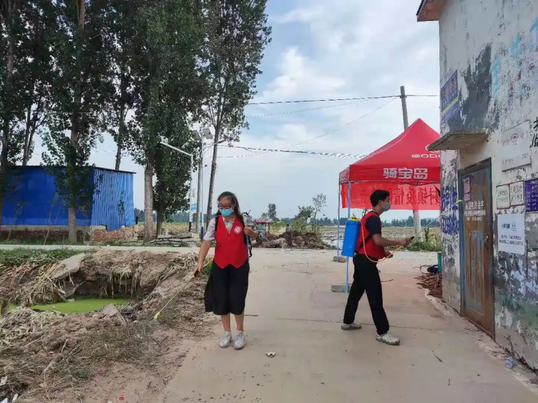 党委副书记杨士斌带队到卫辉市闳夭村看望慰问受灾群众及结对帮扶工作