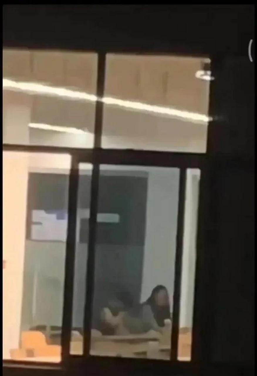 四川传媒学院一对情侣在教室里"一炮走红",现在大学生到底怎么了,不
