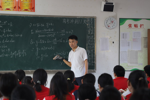 建水实验中学白校长图片