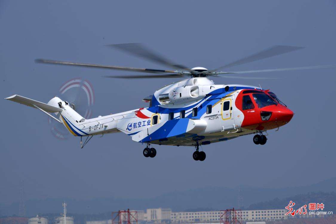 我国自主研制大型民用直升机ac313a成功首飞