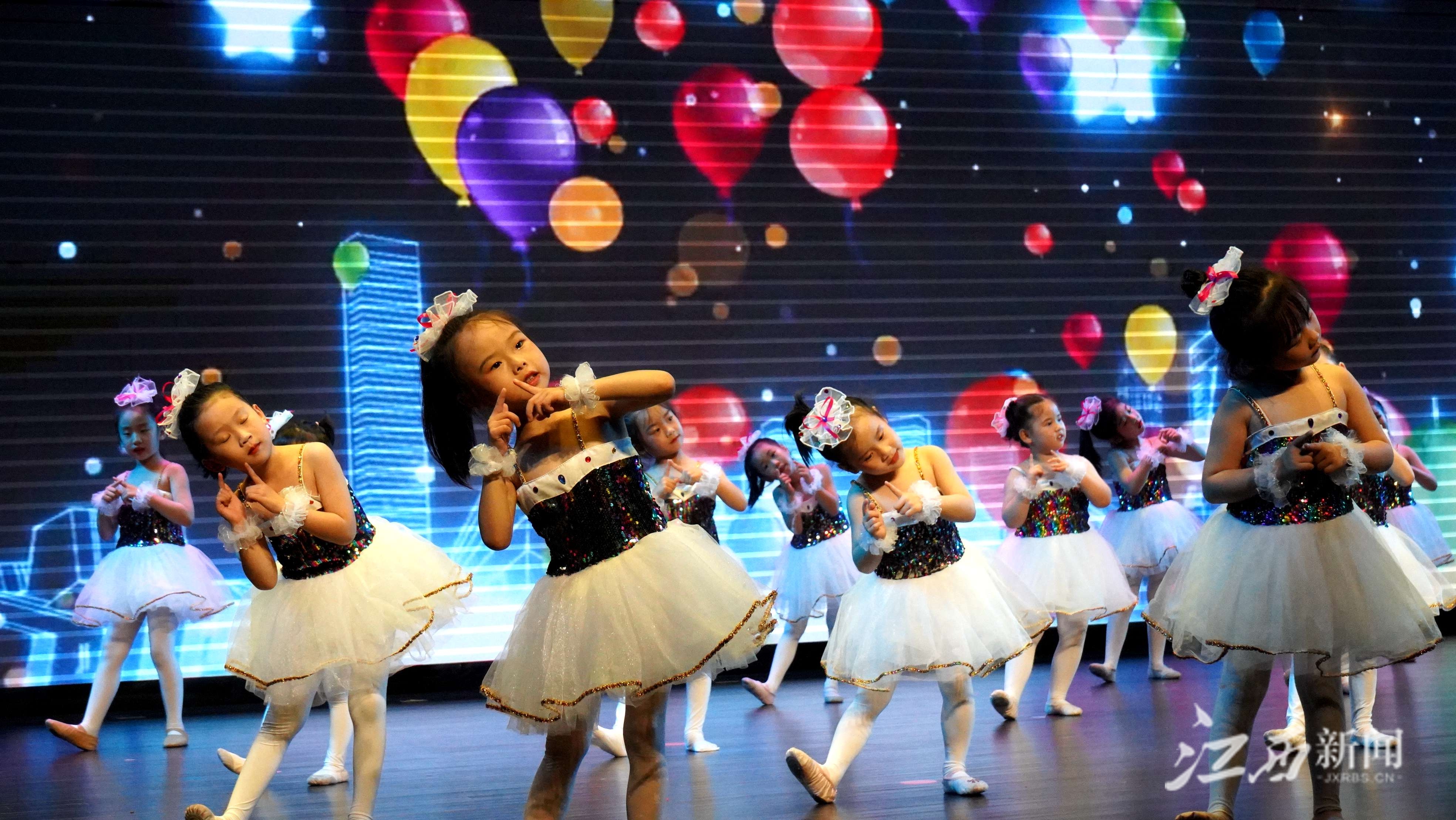 抚州百余少年儿童汇演庆"七一"