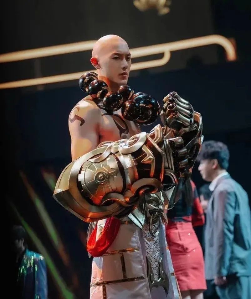 188cm真人版王者荣耀达摩火了!大长腿牛奶肌真色气!