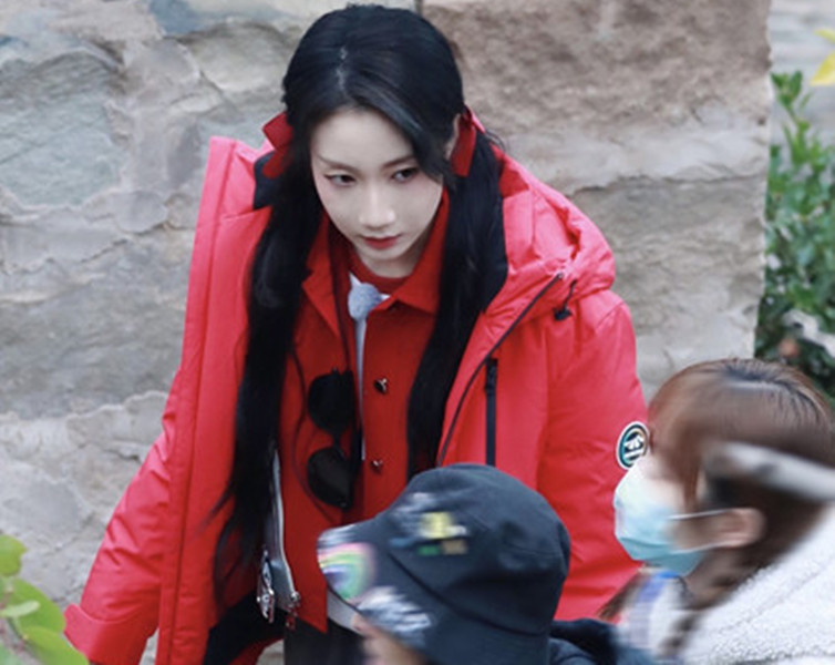 跑男黄河篇将上线,宋祖儿穿花袄太接地气,看到乃万不厚道地笑了