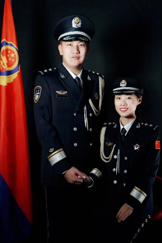 一定要拍照留念!因为穿上这身警礼服真是太飒了