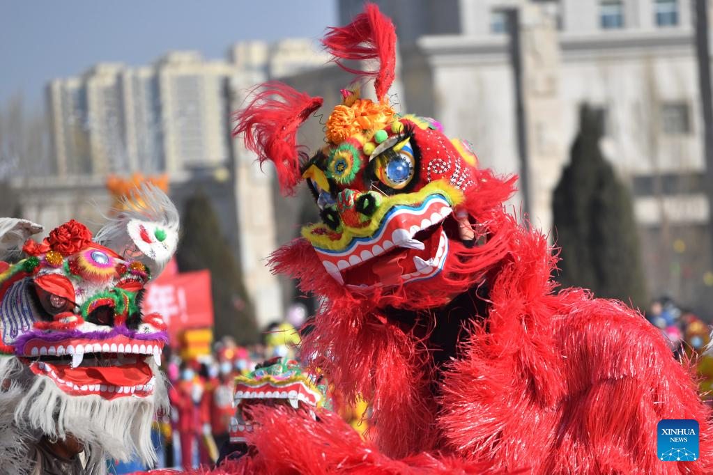 chinese people celebrate lantern festival