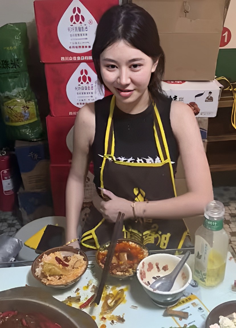 女生吃食物撑大肚子图片