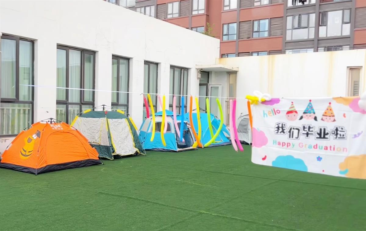 幼儿园毕业季音乐节_幼儿园舞台布置创意_手绘节目单帐篷音乐节
