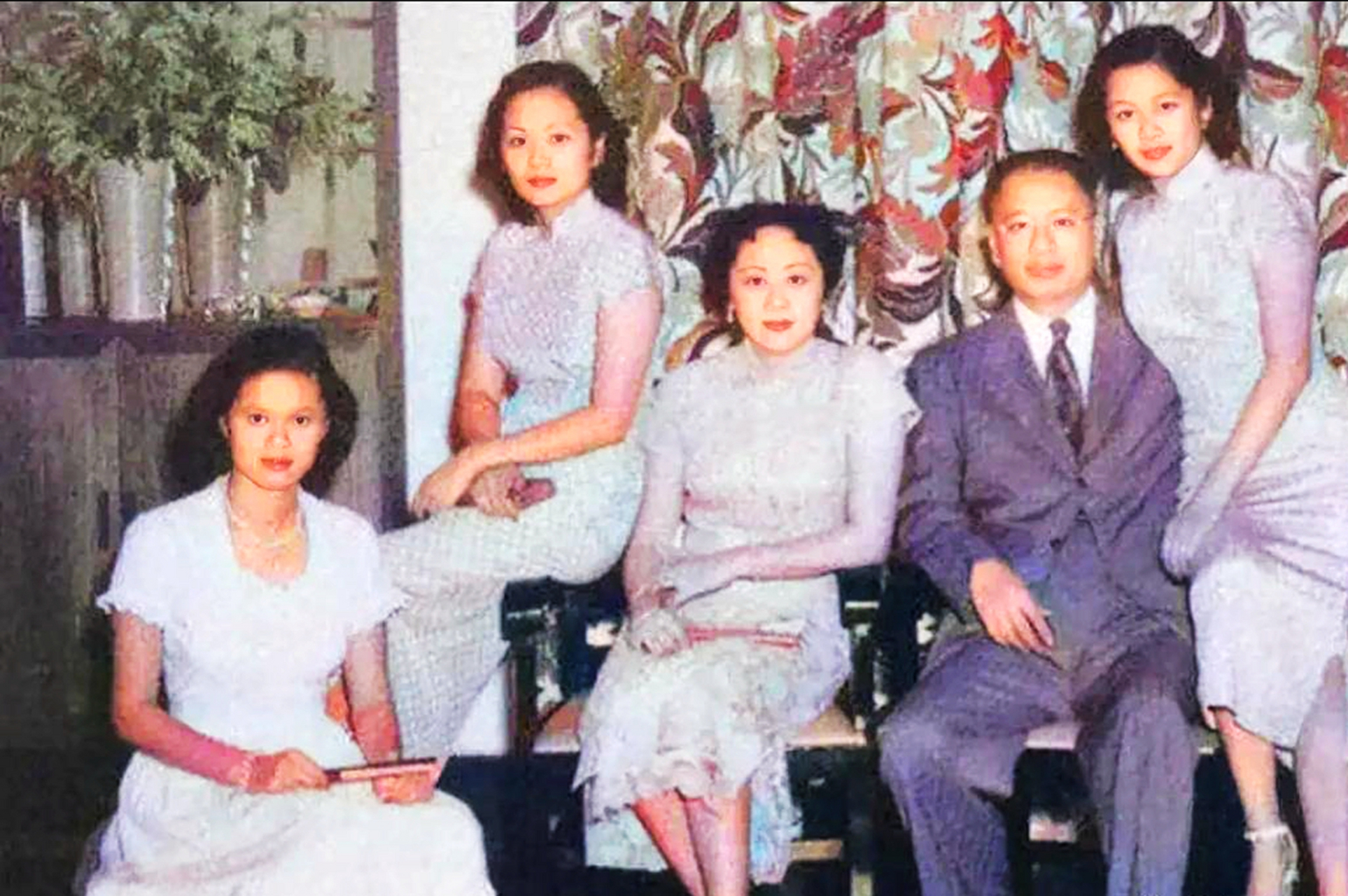 1949年,宋子文,張樂怡,他的妻子和他們的三個女兒的全家福.