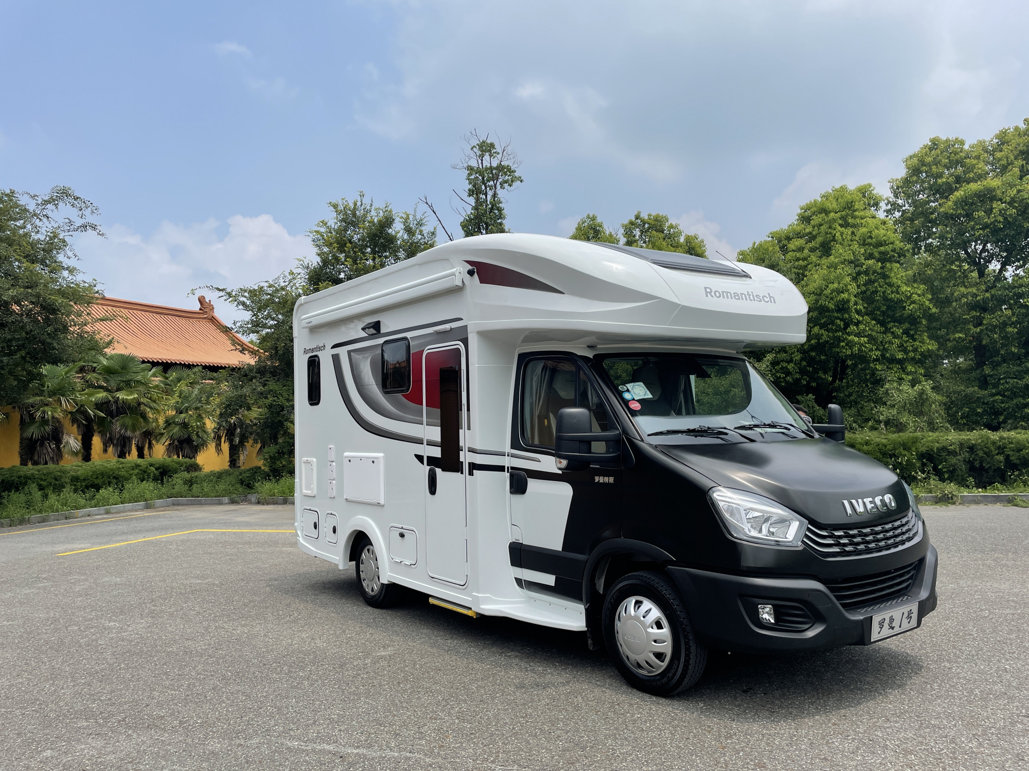 罗曼1号c型房车,颜值在线的实力派,标配1200ah锂电1000w太阳能