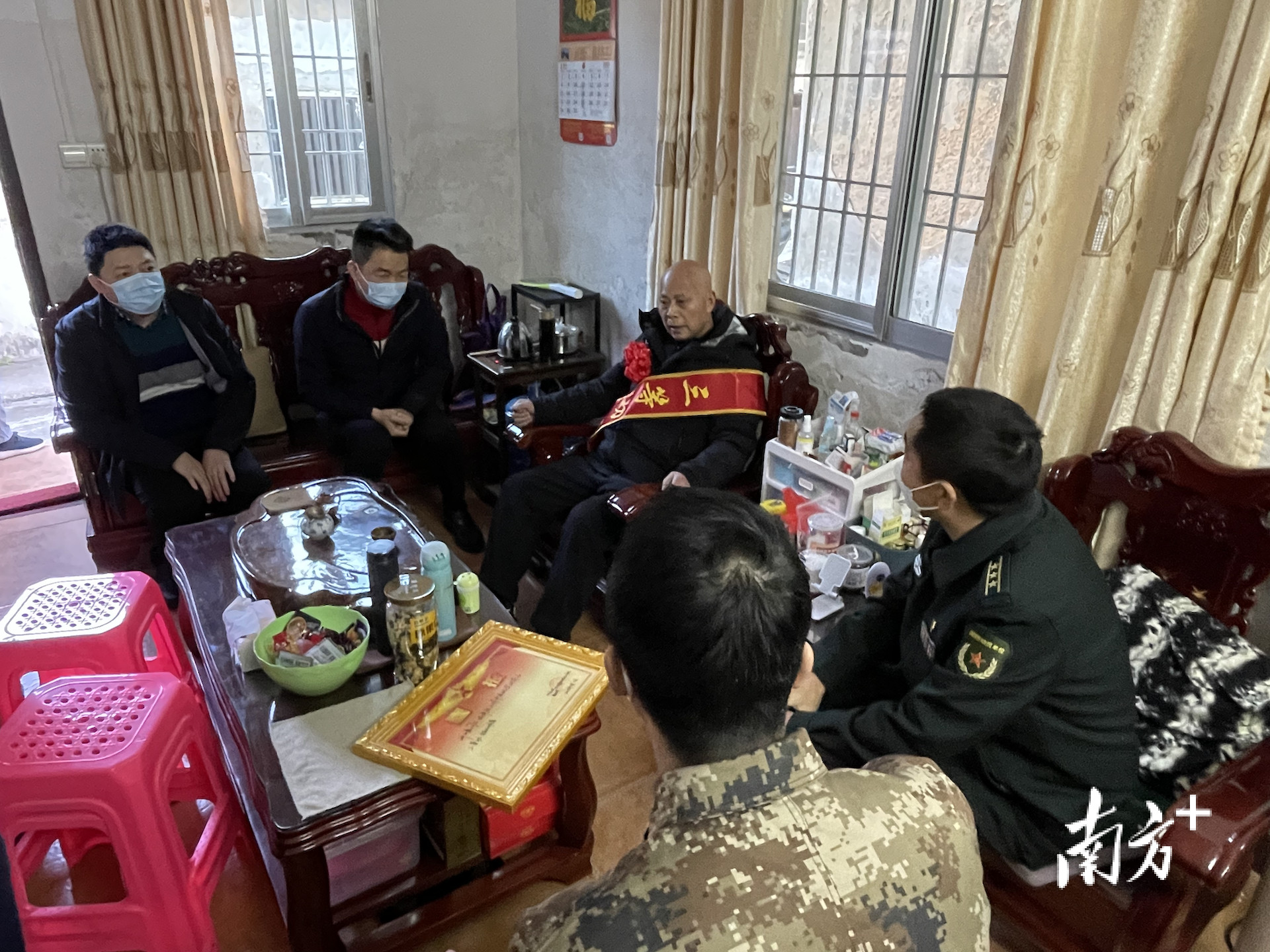 梅江区走访慰问现役军人刘飞勇家属并送上立功喜报