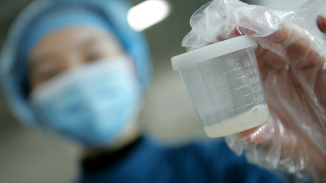 资料图 冷冻精子样本 / 图源:新华社