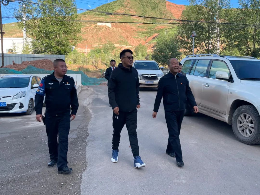 督导调研丨州委常委县委书记牛得海一行督导调研拉加派出所工作并看望