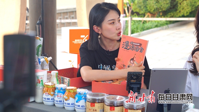 月牙泉边,敦煌好物直播获赞无数