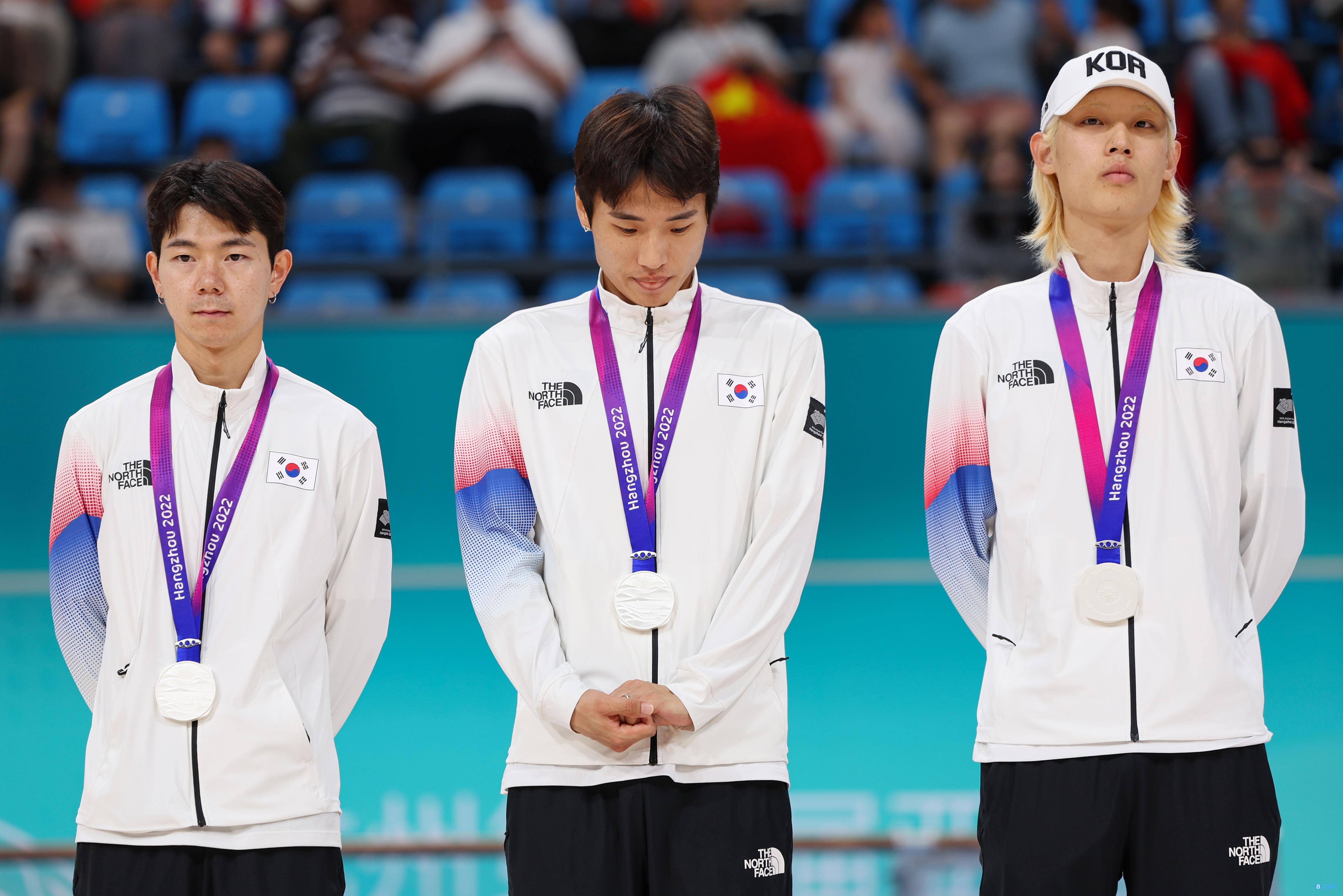 男子轮滑3000米接力 韩国选手终点线前提前庆祝被中国台北绝杀