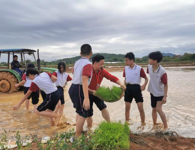 中学生赤脚活动图片