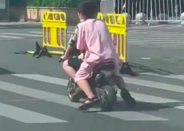 11岁孩子骑迷你摩托车载人上路,民警:起码骑了3公里,该摩托车时速可达