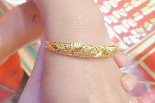 两个金镯子戴一只手有磨损吗