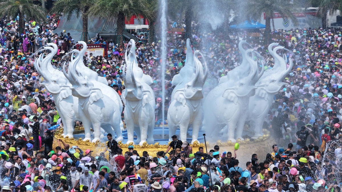 西双版纳万人泼水广场图片