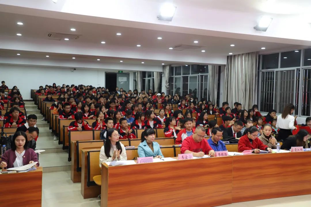 环江二高举行青年教师演讲比赛