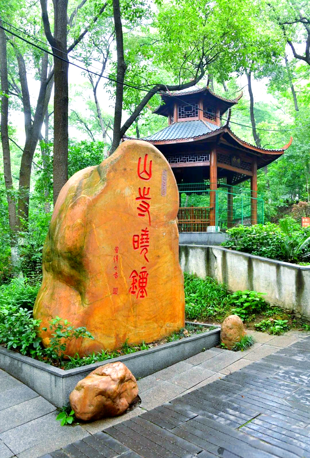 邵阳东塔与东塔寺:历史与自然的交汇