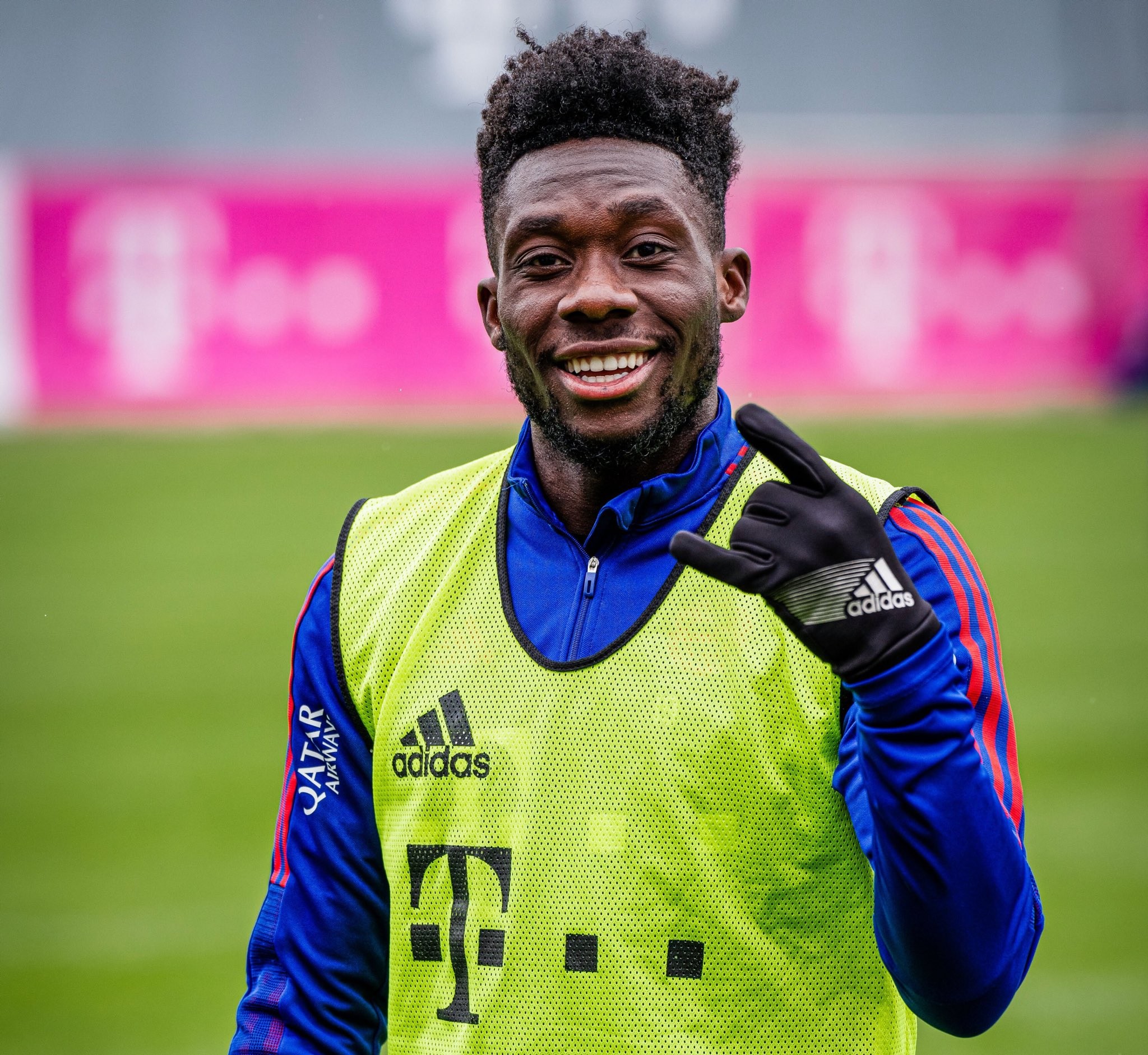 罗马诺:阿方索现在不会与拜仁续约,皇马准备与拜仁进行谈判