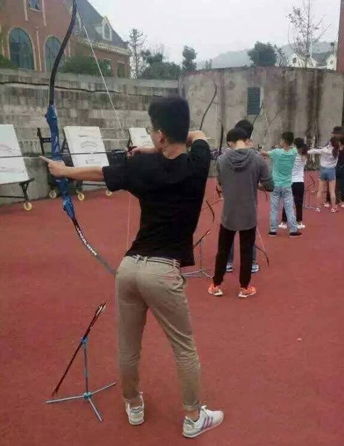 爆笑图片:这样骑电瓶车的牛人,你见过吗?感觉要起飞了!