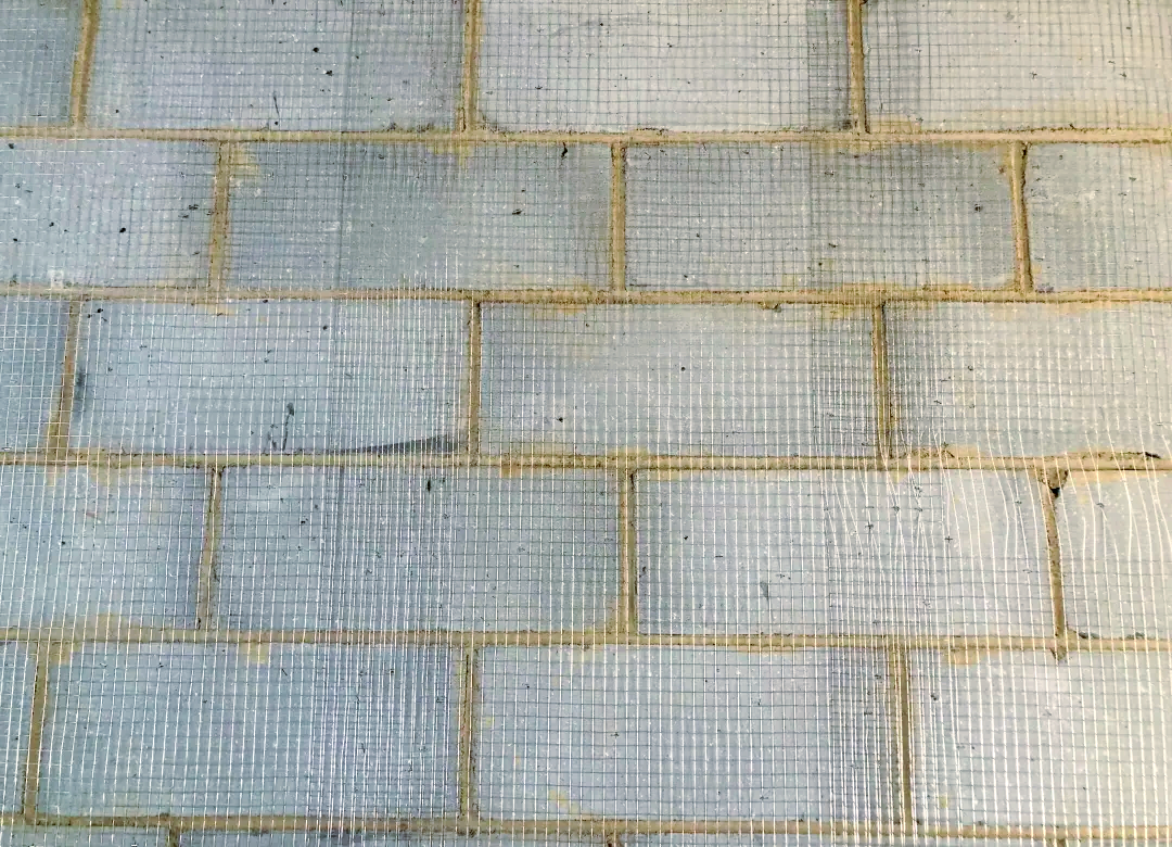 在拍浆之前,需要对混凝土和砌体结构的墙面进行细致的修补和剔凿,确保