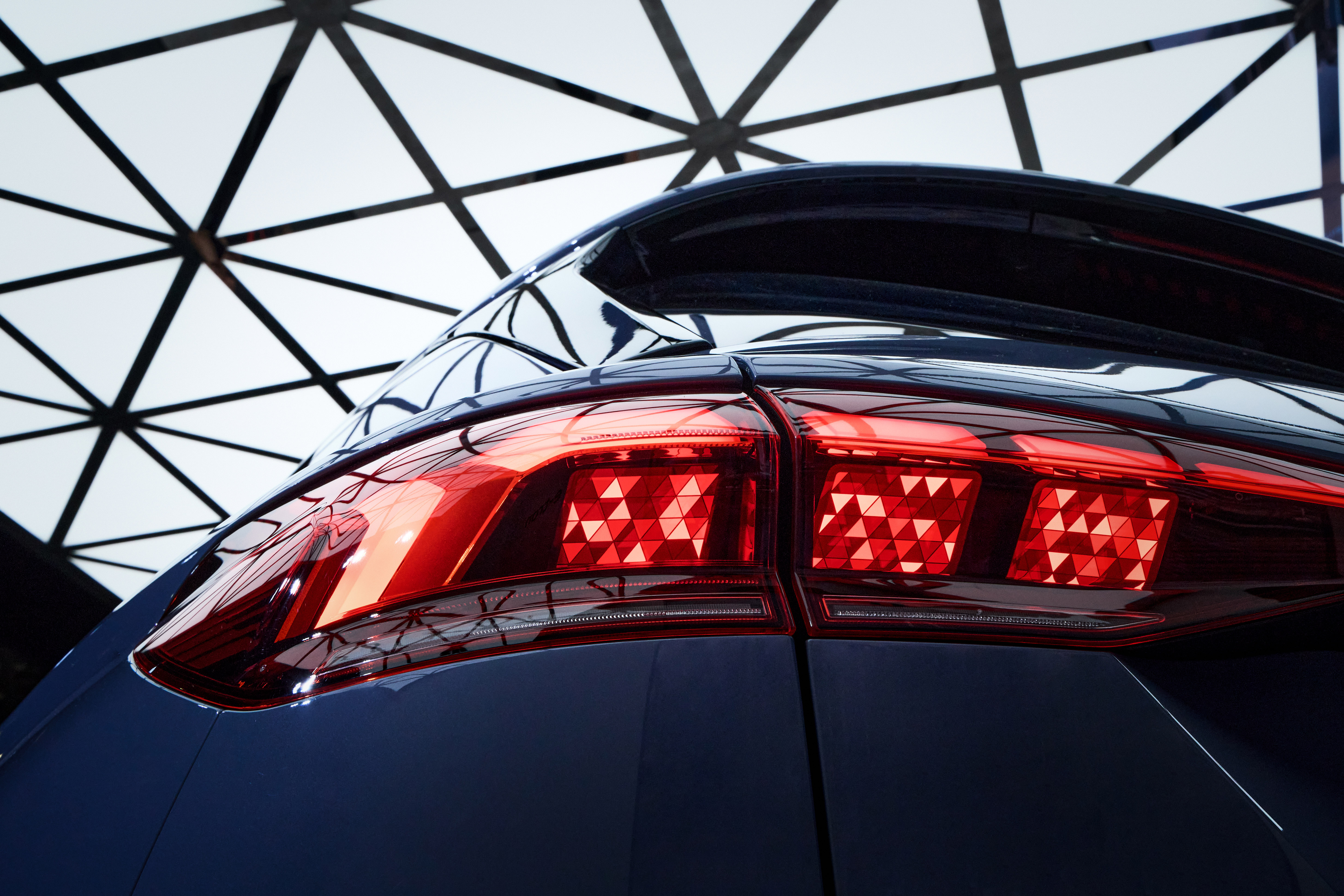 "灯厂"奥迪:一部汽车行业的车灯进化史