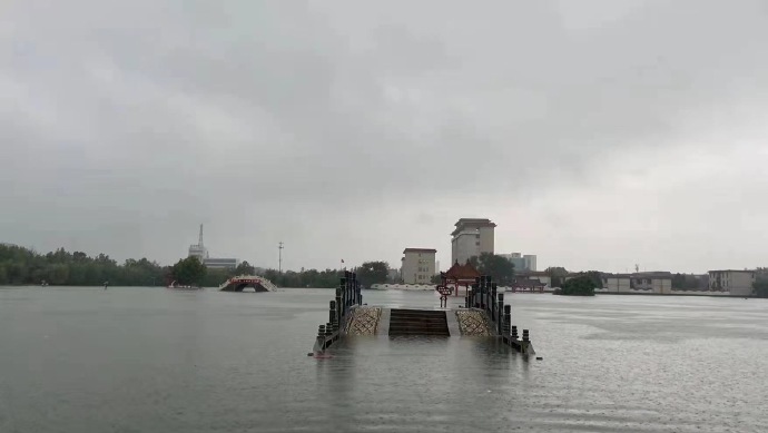 7月21日,"卫辉暴雨""新乡暴雨"等相关话题引发公众关注.