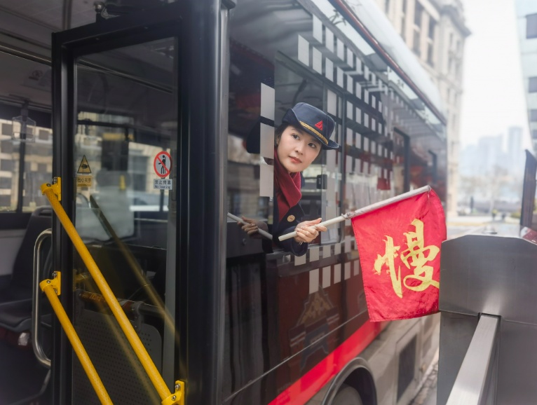 倾情服务,情满车厢!这位71路中运量的乘务员小姐姐你遇到过吗?