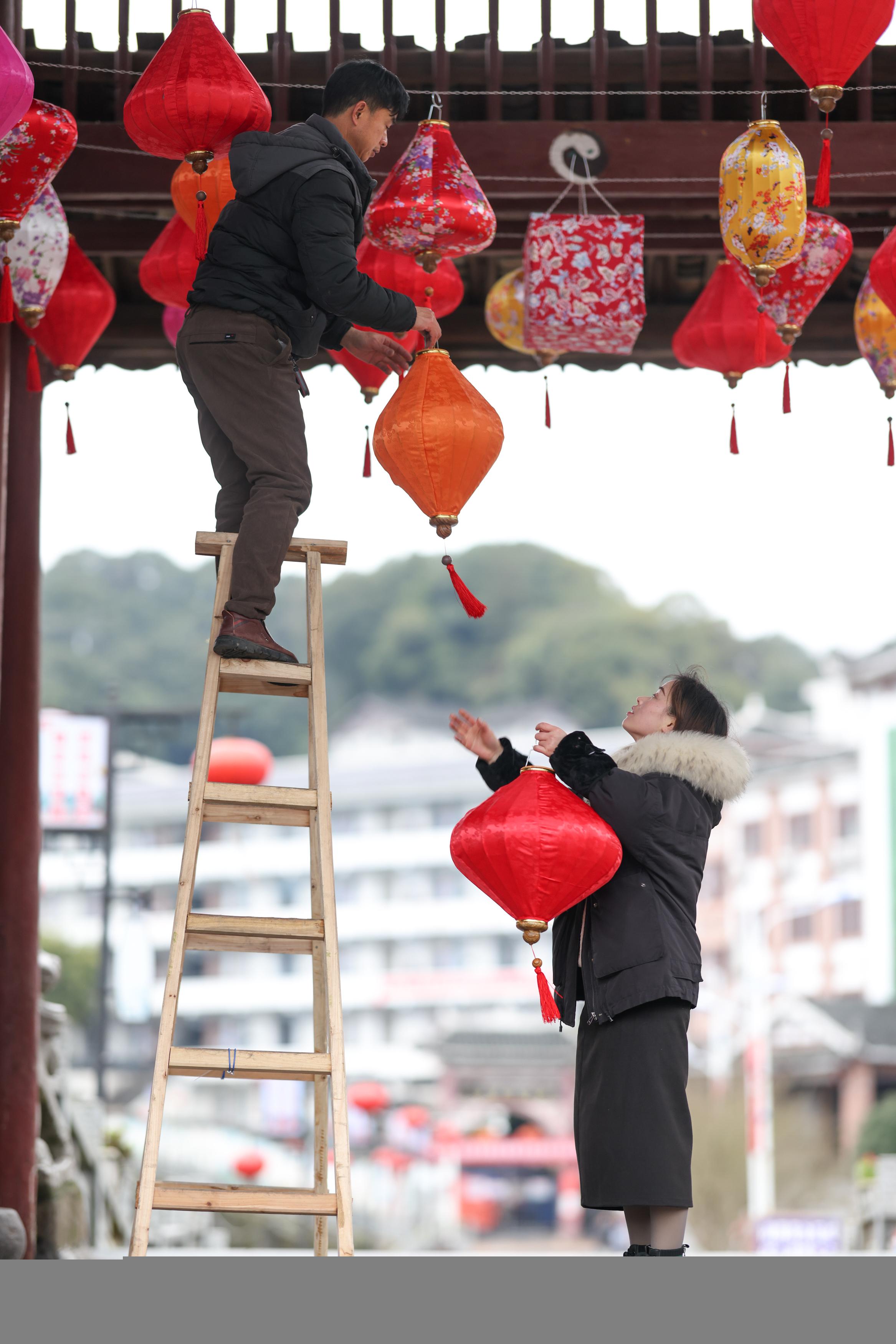 挂花灯 迎新春