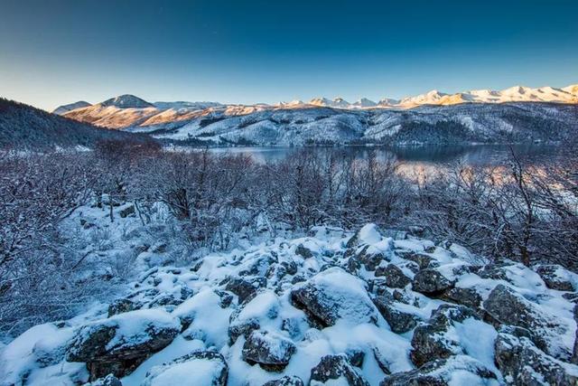 赏秋玩雪泡温泉!七彩冰雪世界木格措,比画家手里的画板还要美
