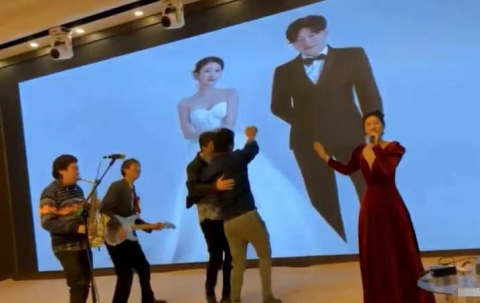 万晓利嫁女现场曝光!新郎是春日玫瑰的主唱李雨蒙 老狼献跳华尔兹