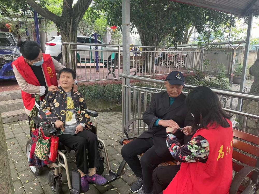 敬老院里来了一群年轻志愿者 北碚区东阳街道启动"爱·暮年"关爱老人