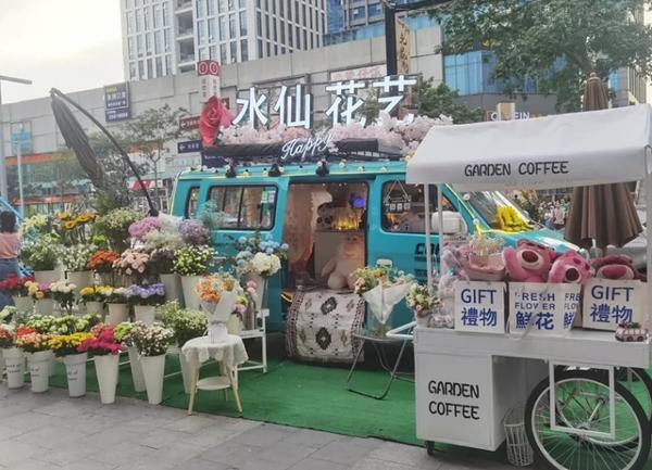 这才是浪漫的生活,面包车改装鲜花车,陶醉在花的海洋里