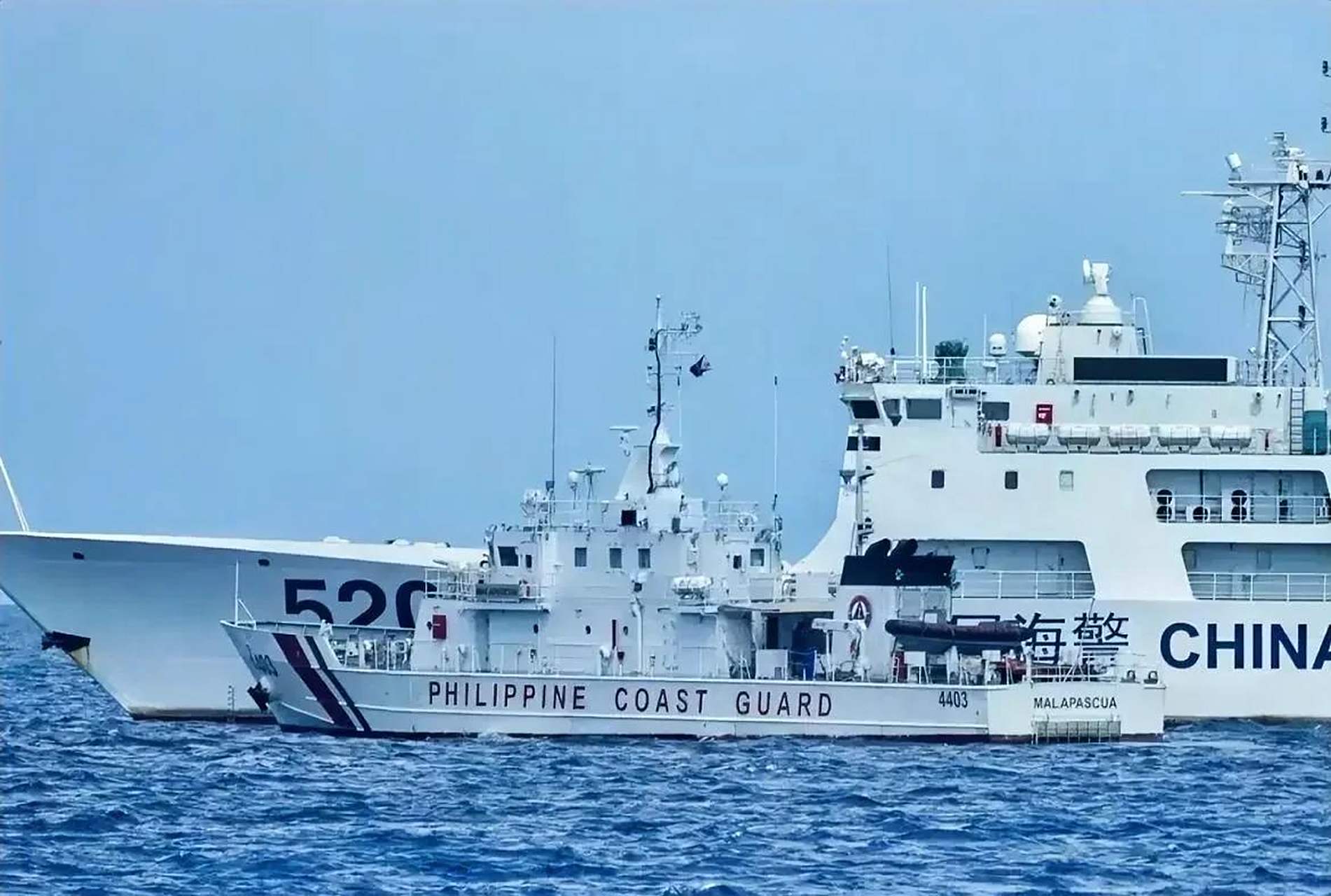 中菲南海对峙现场照片,真是应了那句"垂死病中惊坐起,列强竟是我自己"