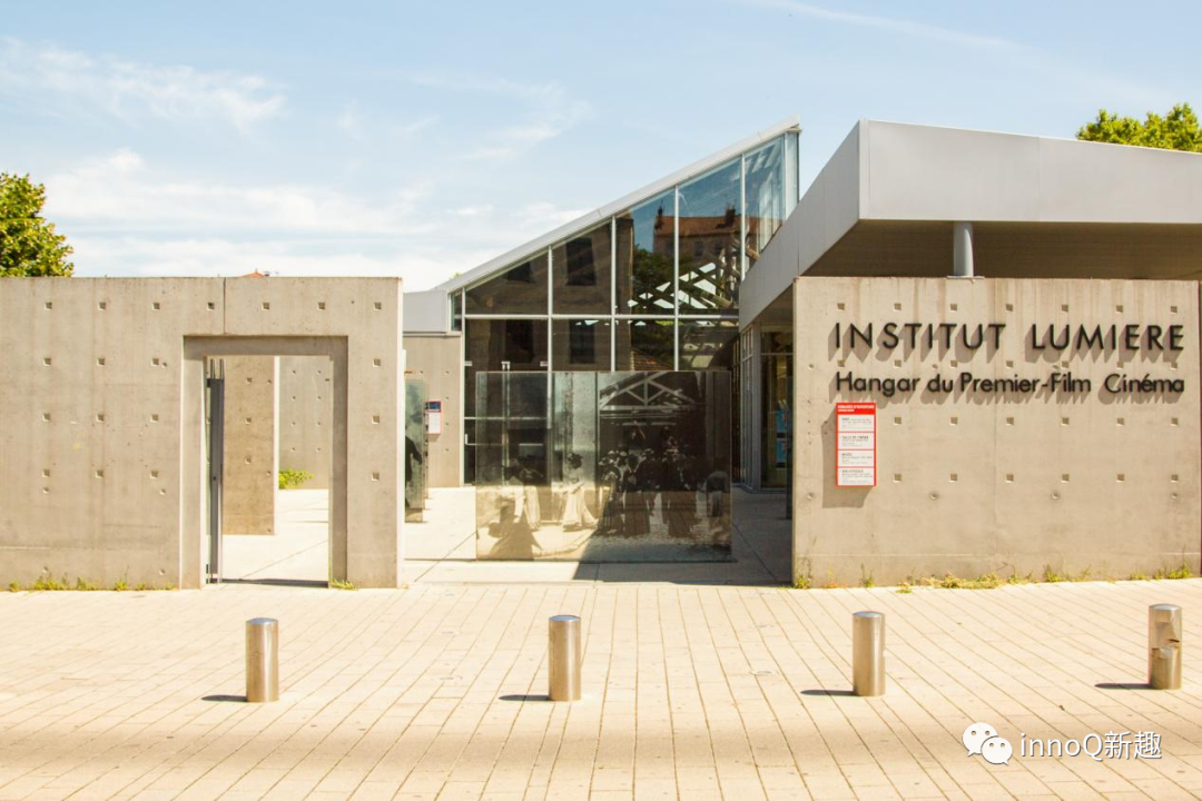 《工厂大门》中的一帧如今依旧伫立于卢米埃尔纪念馆门前显然,疑问的