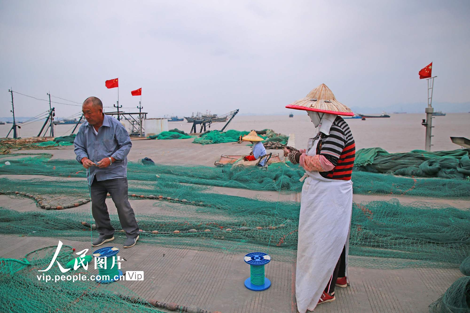 浙江玉环渔民秋汛补网忙