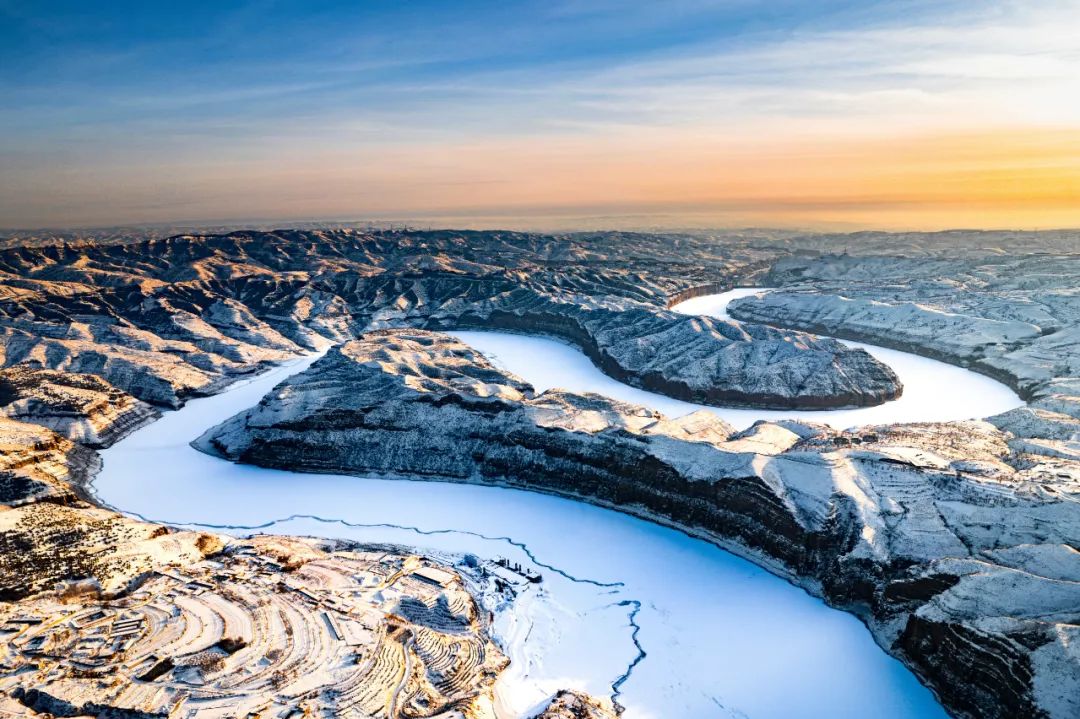 yellow river is serene and tranquil, resembling a lake nestled