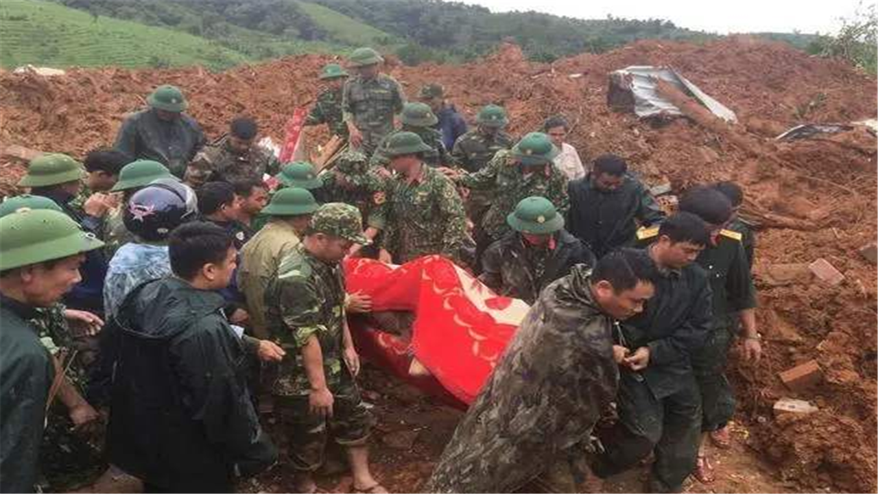 越南暴雨成灾洪水泛滥,死亡及失踪超120人,2名将军不幸遇难