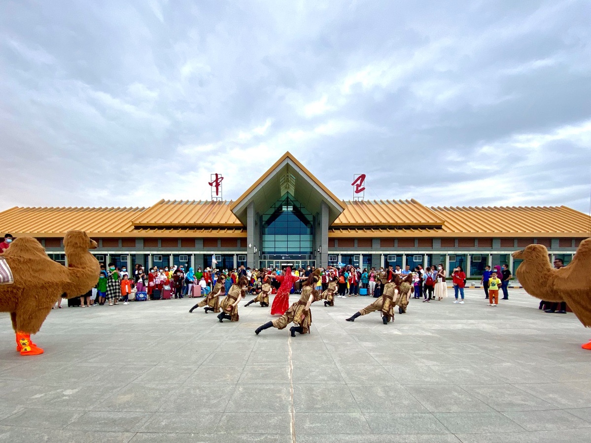 宁夏中卫机场迎来首批百人切位包机旅游团