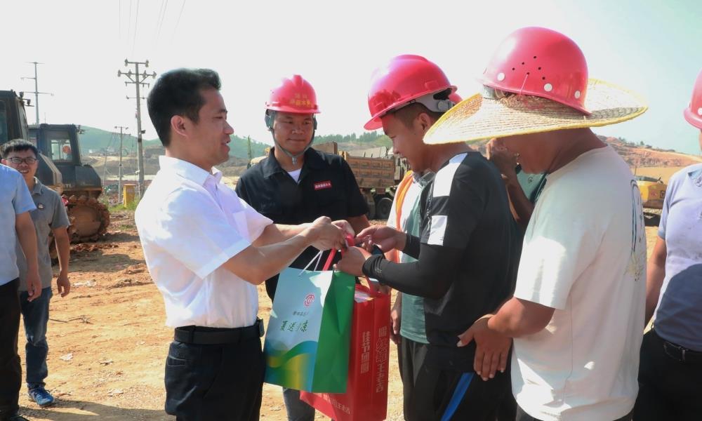 新田秦山成开展夏送清凉走访慰问活动并调研指导文明创建工作