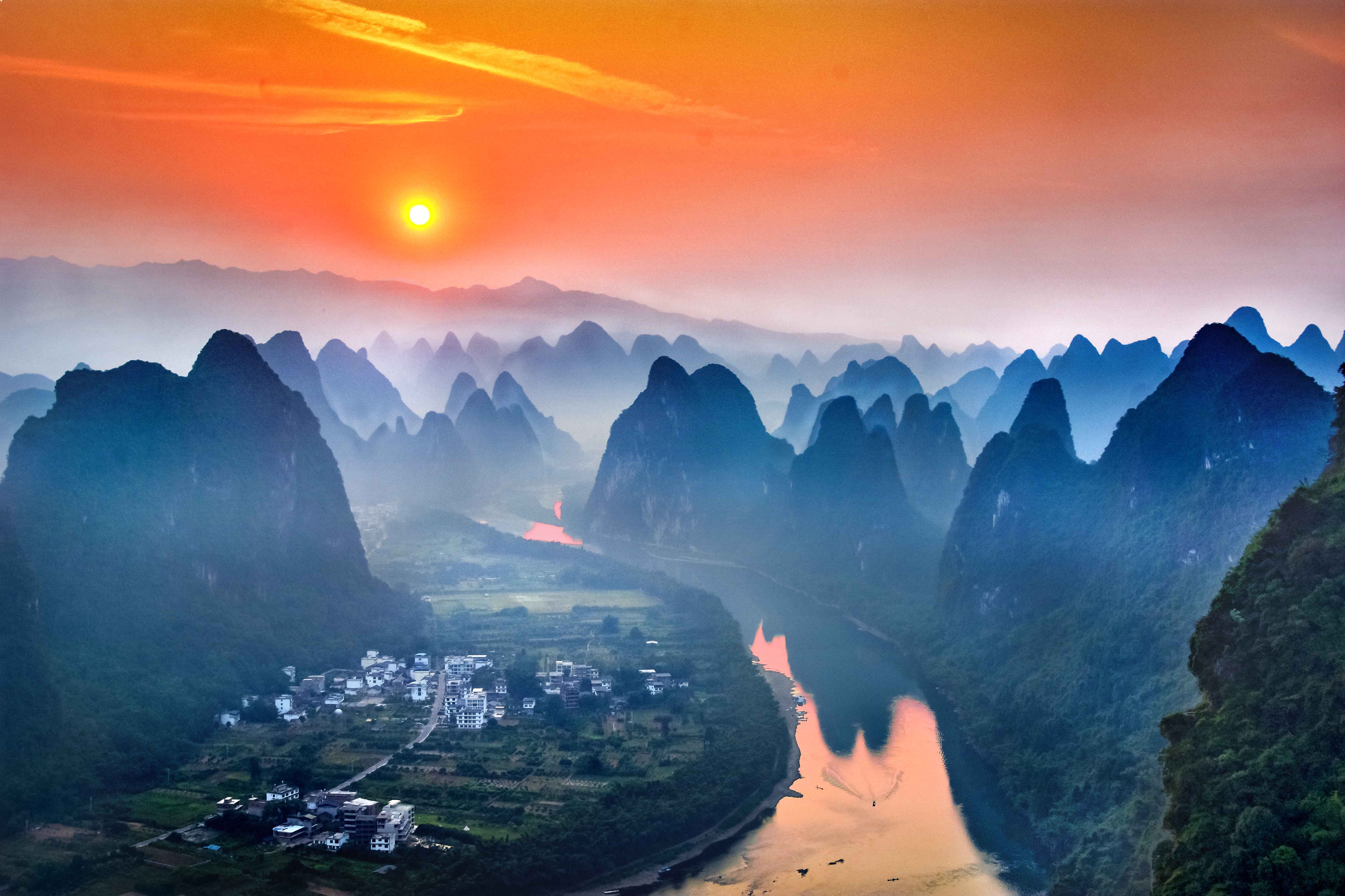 登上阳朔相公山,鸟瞰漓江第一湾,宛如人间仙境,精美绝伦!