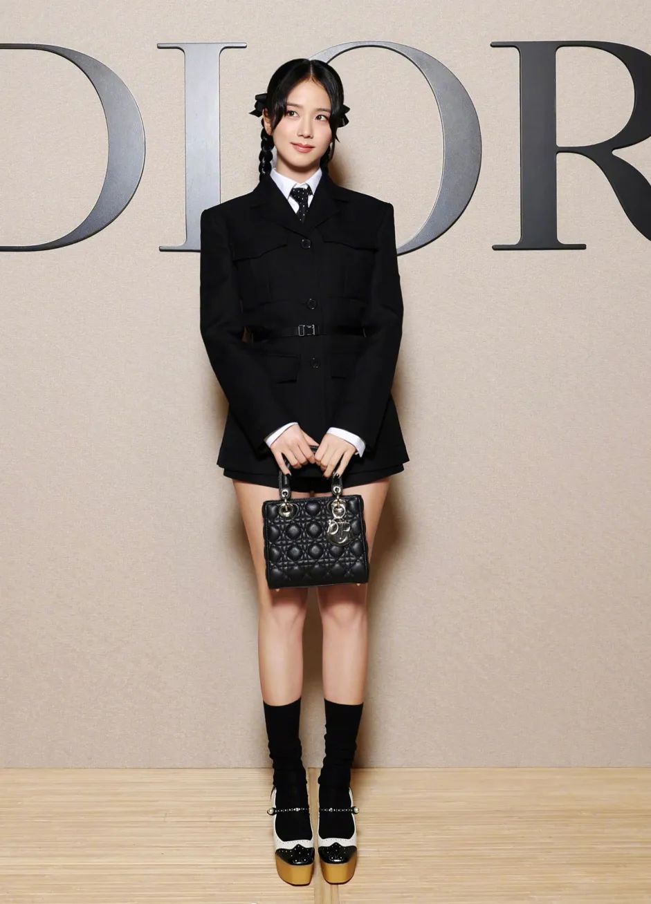 惊喜国际秀场闪耀亮相后jisoo给你送来一份造型攻略