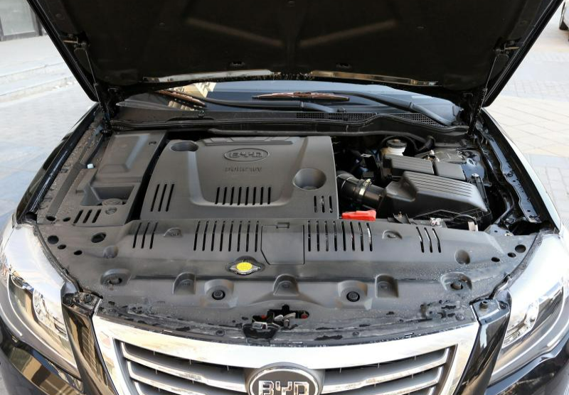 比亚迪e6前舱盖的开启步骤